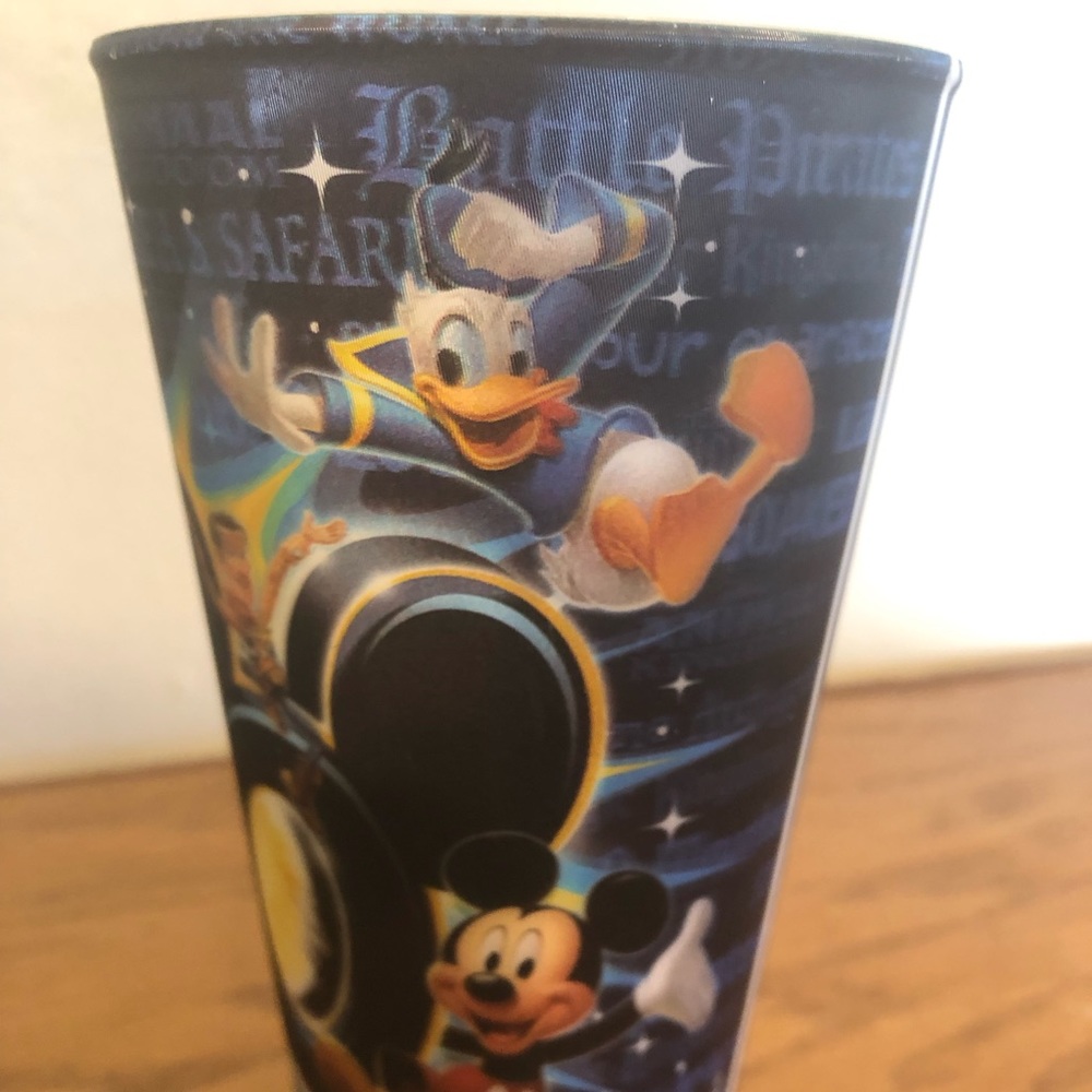 Retired  Vintage 2010 Disney/Pixar Disney World Hologram 20 oz Souvenir Cup